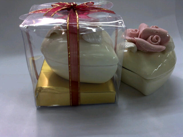 SOUVENIR PERNIKAHAN KOTAK PERHIASAN KERAMIK LOVE SOUVENIR PERNIKAHAN KOTAK PERHIASAN KERAMIK LOVE