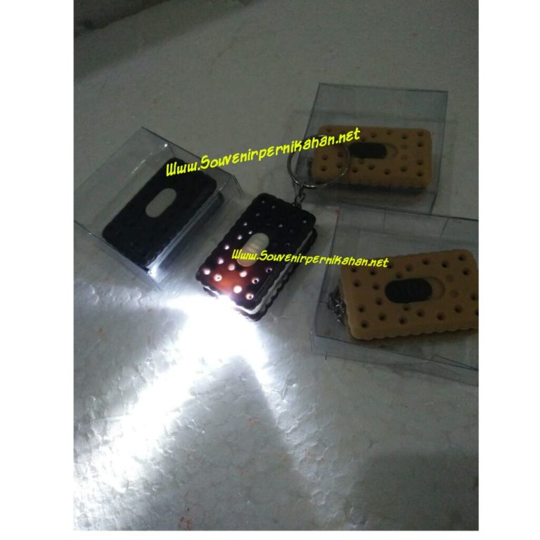 Souvenir pernikahan gantungan kunci biskuit led
