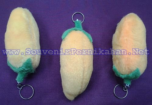 souvenir pernikahan gantungan kunci buah beludru