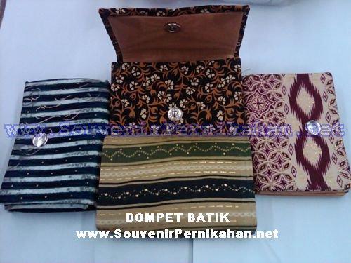 souvenir dompet batik